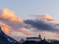 Dunkler Wolkenhaufen schiebt sich vor beleuchtete Abendwolken